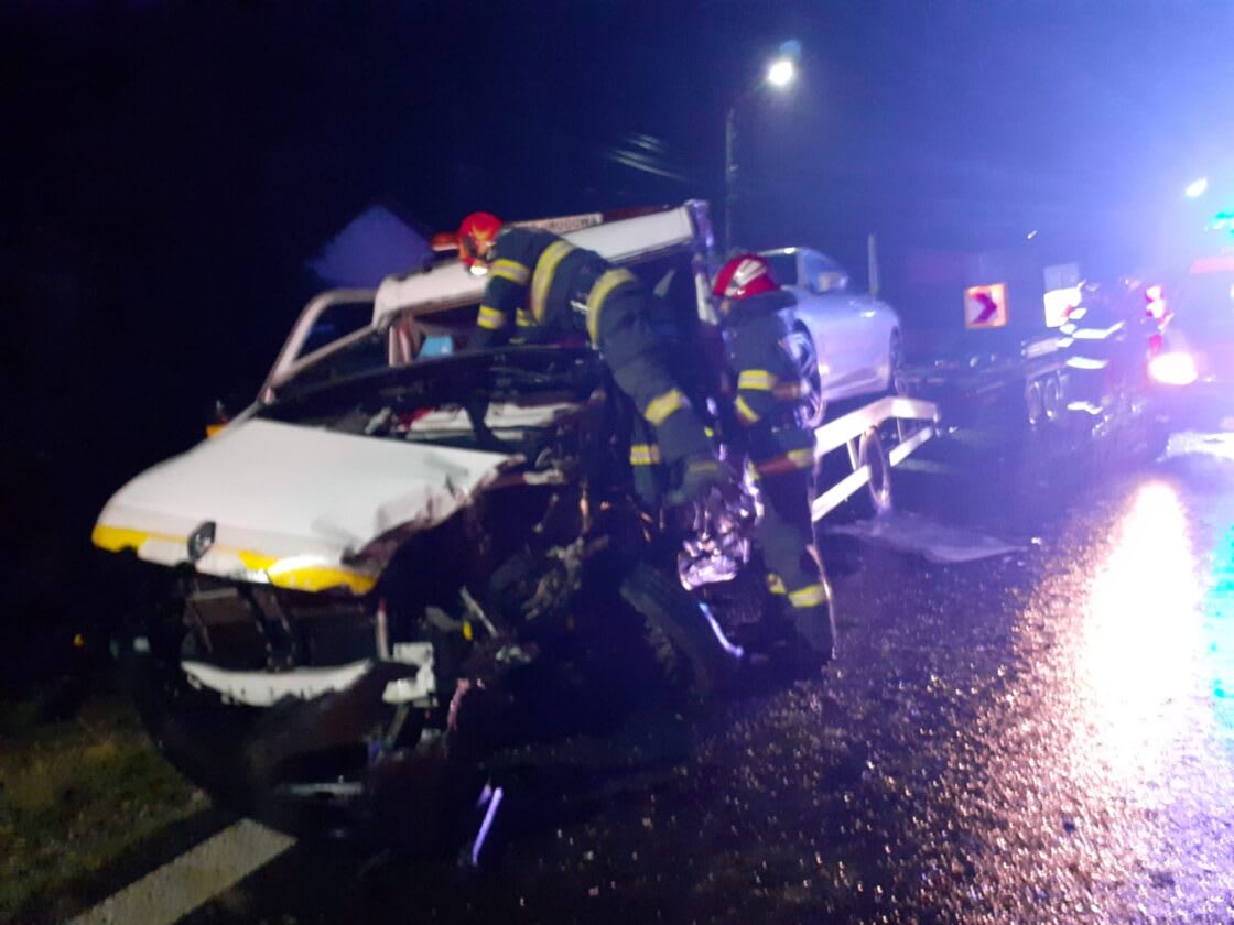 Echipaje de intervenție la accident rutier pe DN7 în Căpruța