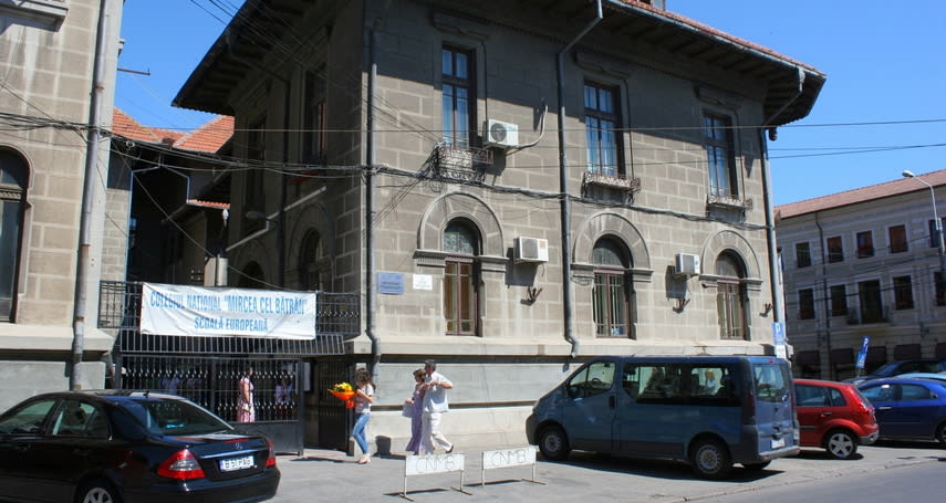 Elevi în sala de examen, liceu din Constanța, elevi cu note mari