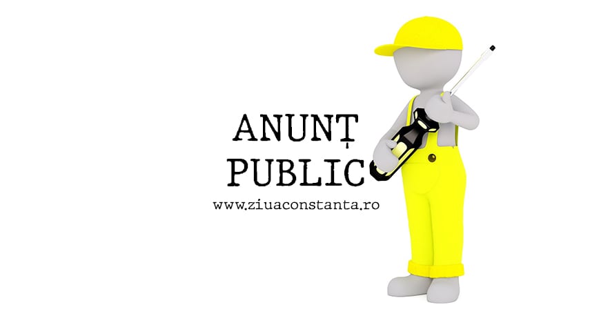Reprezentanți ai autorităților de mediu consultând documente oficiale