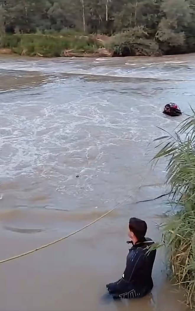 Echipaje de salvare în zona râului Argeș, căutări tineri dispăruți