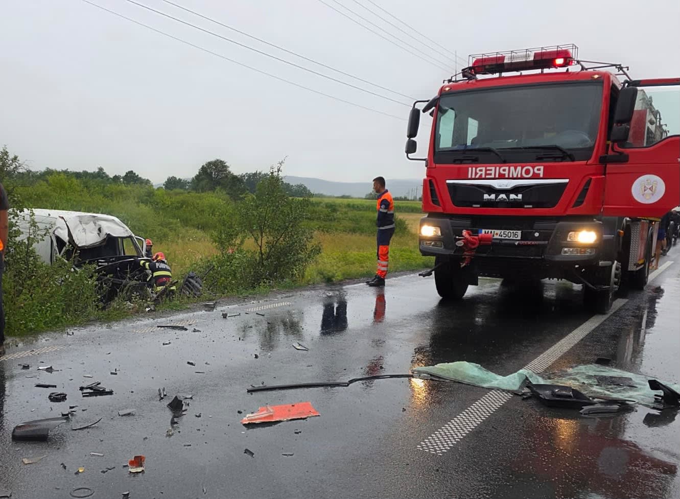 Elicopter SMURD în timpul intervenției la accidentul din județul Arad