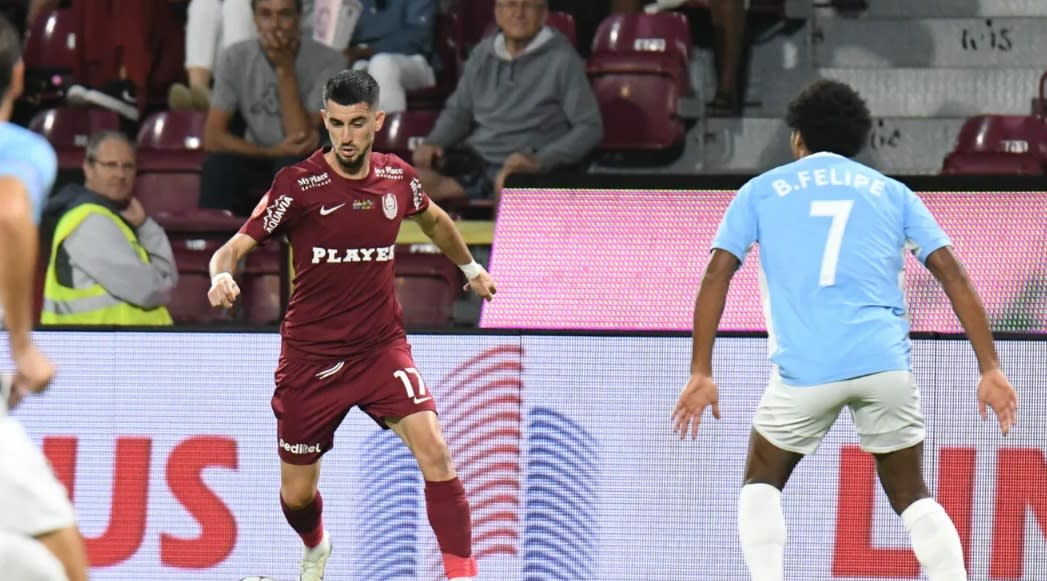 Fotbalist în acțiune pe terenul de fotbal din România
