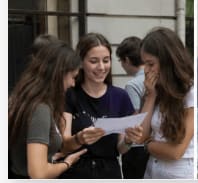 Elevi fericiți primind diplome și premii în bani Elevi fericiți primind diplome și premii în bani