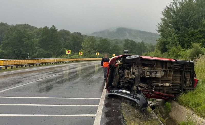 Mașină răsturnată pe DN1 lângă Perșani, intervenție poliție și ambulanță
