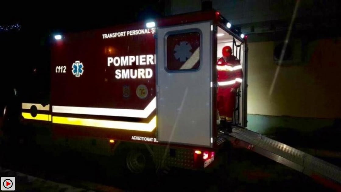 Polițiști și ambulanță intervenind pe strada Lotrului din Târgu Jiu