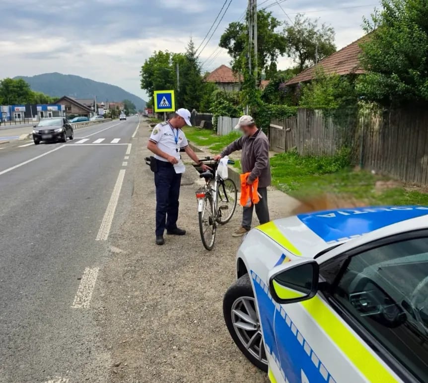 Polițiști în trafic verificând pietoni și bicicliști în Bacău