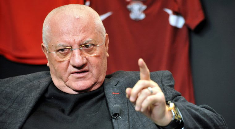 Fotbalist din Universitatea Craiova în acțiune pe teren