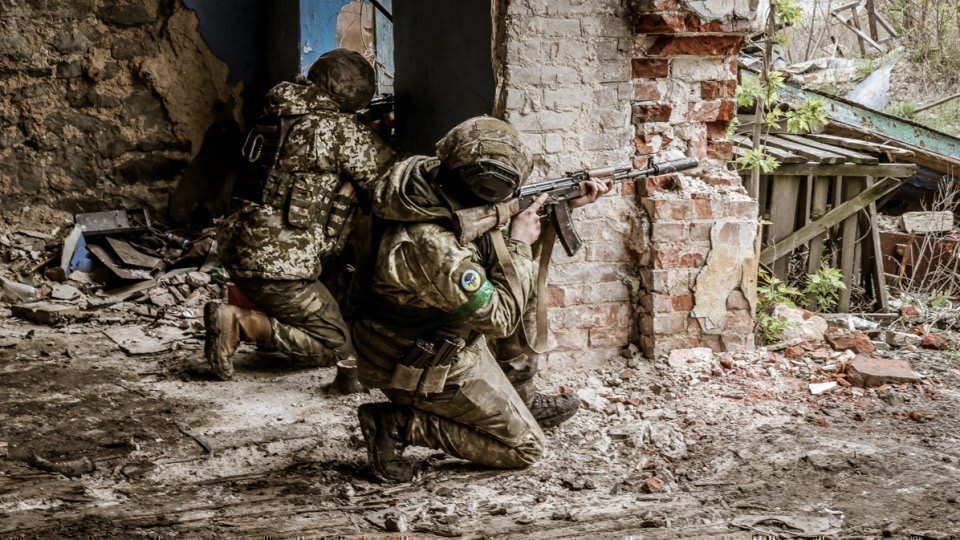 General ucrainean în uniformă, conferință de presă, simbol război Ucraina