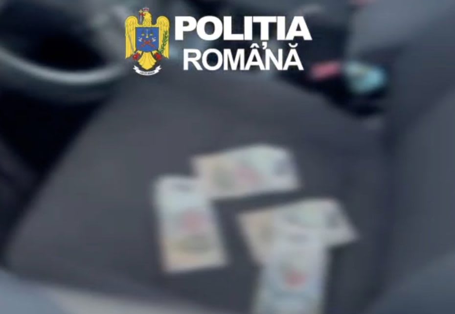 Polițiști reținând suspecți pentru înșelăciune și șantaj în Arad