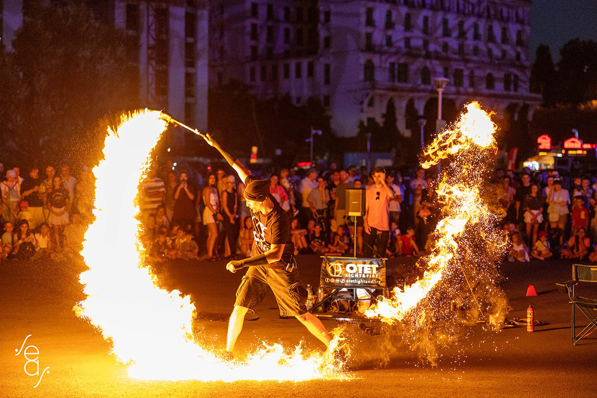 Spectacol stradal în Mamaia, artiști și public în aer liber