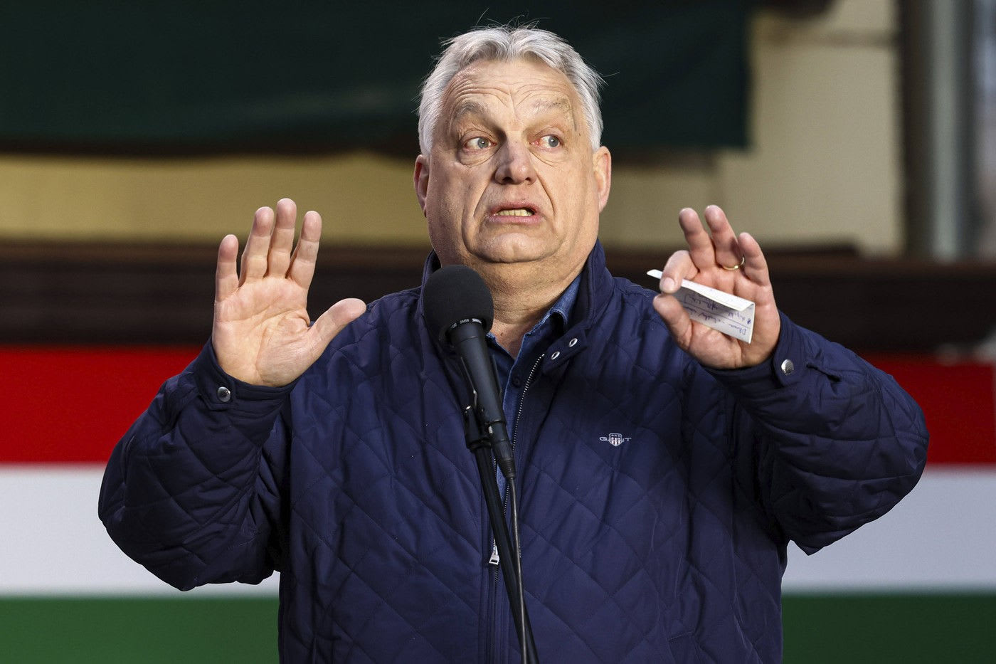 Viktor Orbán în fața camerei, gesticulând în timpul declarațiilor