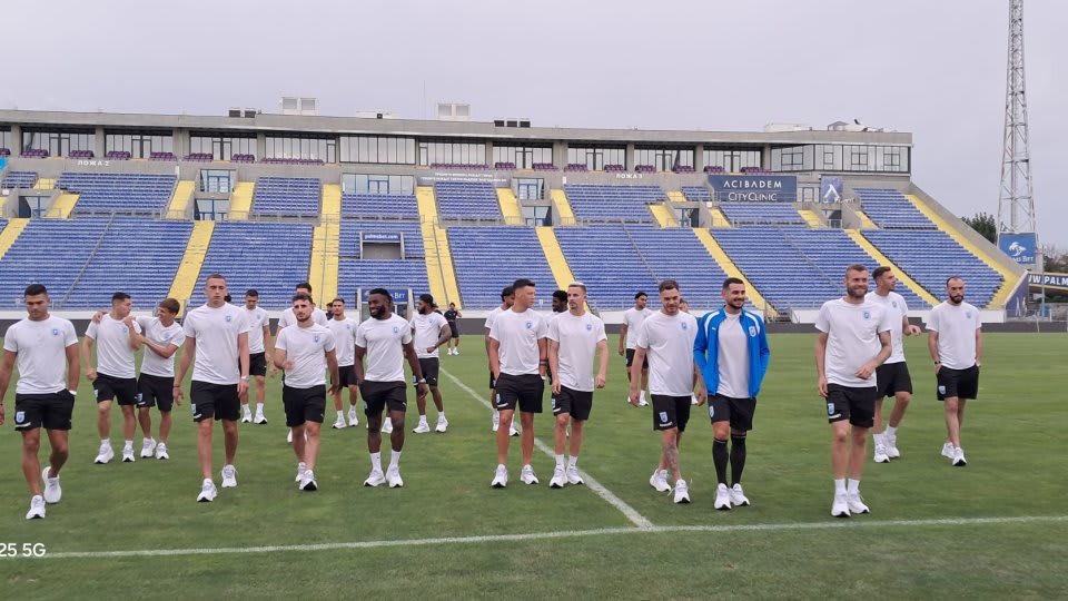 Jucători de fotbal în acțiune pe stadionul Levski Sofia