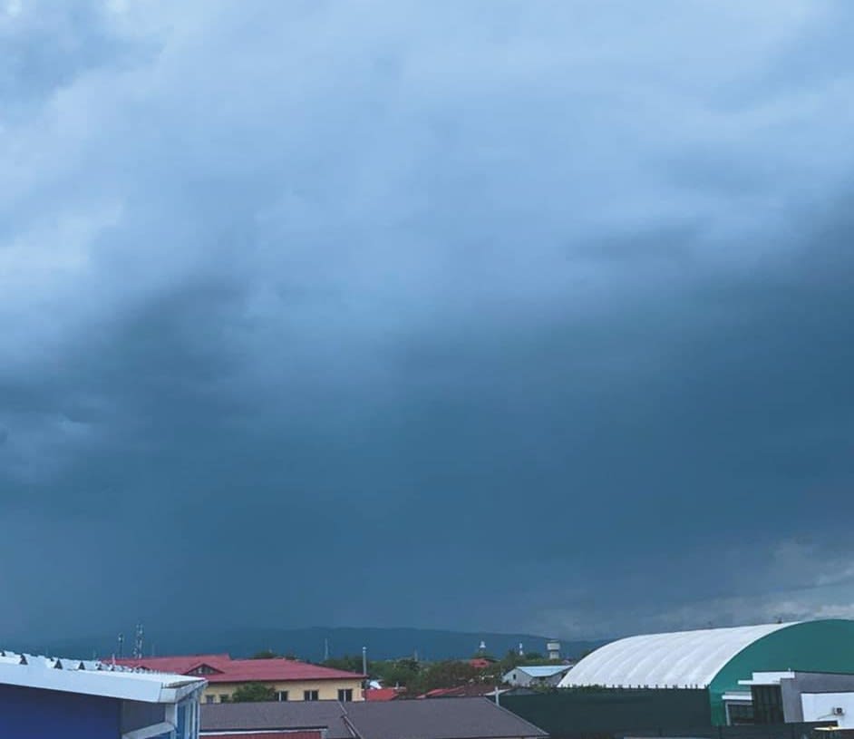 Vânt puternic și ploaie în Vrancea, scene meteo extreme