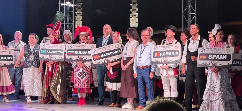 Dansatori români în costume tradiționale pe scenă internațională