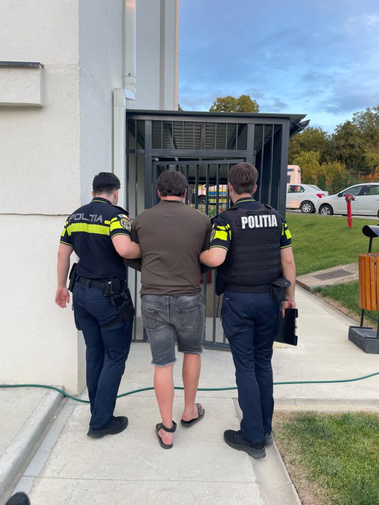 Polițiști în acțiune reținând un suspect în Sălaj