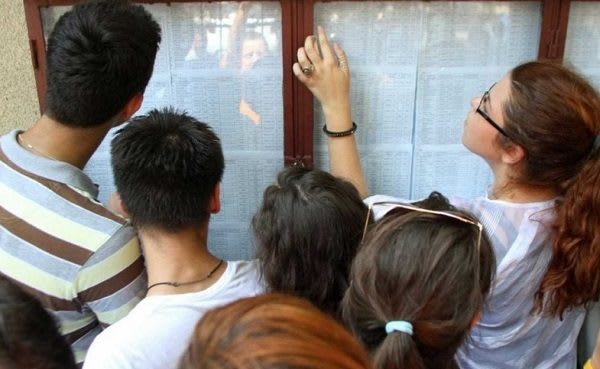 Elevi în sala de clasă în timpul admiterii în Caraș-Severin