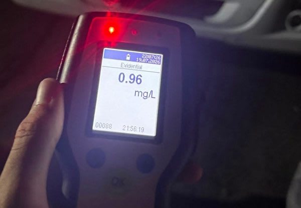 Polițiști rutieri verificând șoferi sub influența alcoolului