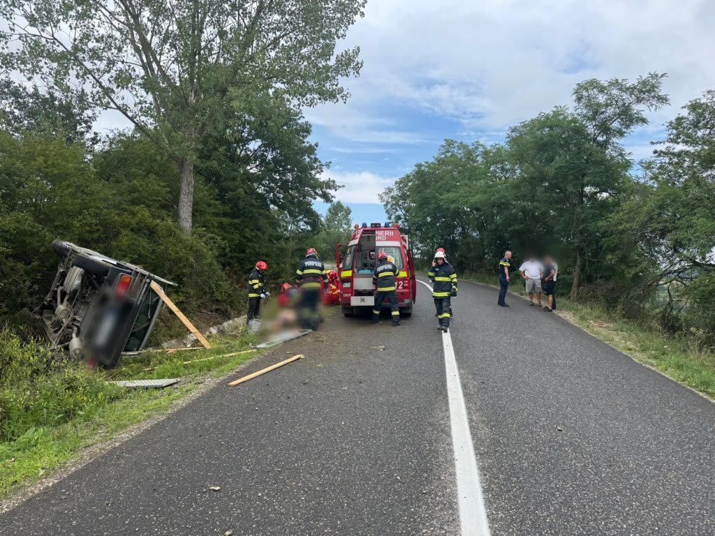 Elicopter SMURD intervenind pentru victimele accidentului din Recea-Cristur