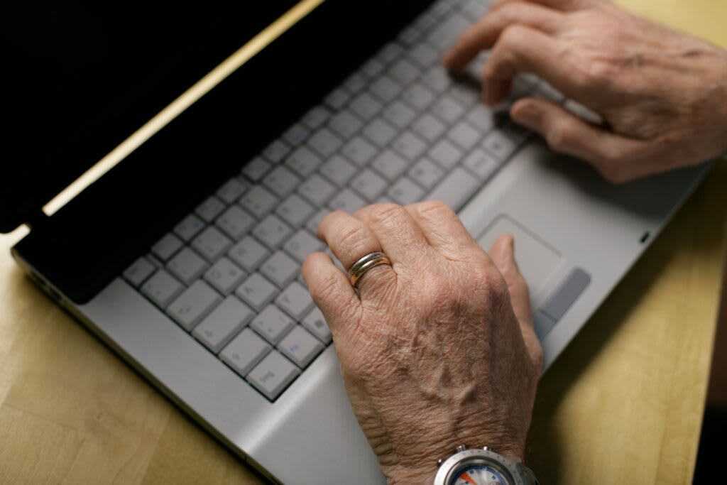 Seniori participând la atelier digital, în sala bibliotecii din Medgidia