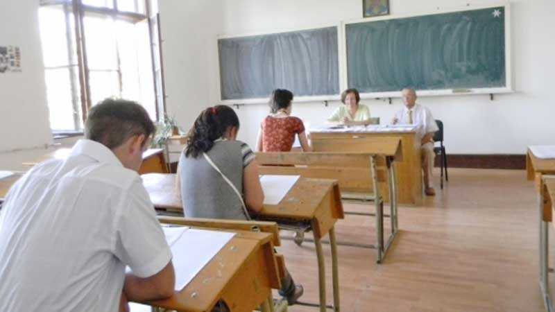 Profesor și elev în clasă, simbolizând performanța educațională
