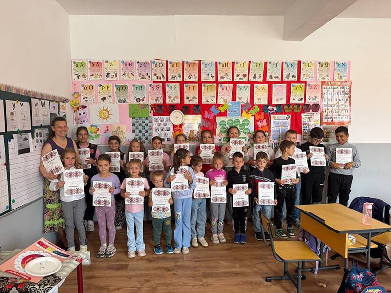 Măriuca Verdeș prezentând Abecedarul Școlii Rădăcinilor Străbune Măriuca Verdeș prezentând Abecedarul Școlii Rădăcinilor Străbune