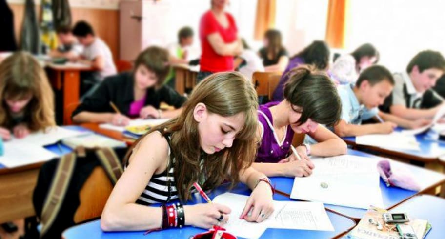 Elevi arădeni în curtea liceului, medii de admitere, clasamente
