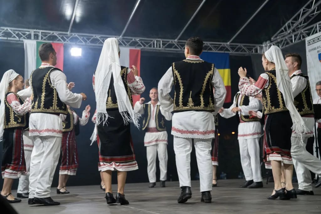 Dansatori din diferite culturi pe scenă la Festivalul de la Buzău
