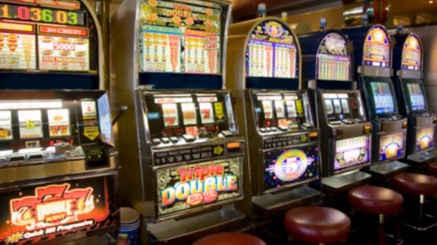 Sala de jocuri de noroc în Râmnicu Vâlcea, oameni jucând slot-machine Sala de jocuri de noroc în Râmnicu Vâlcea, oameni jucând slot-machine