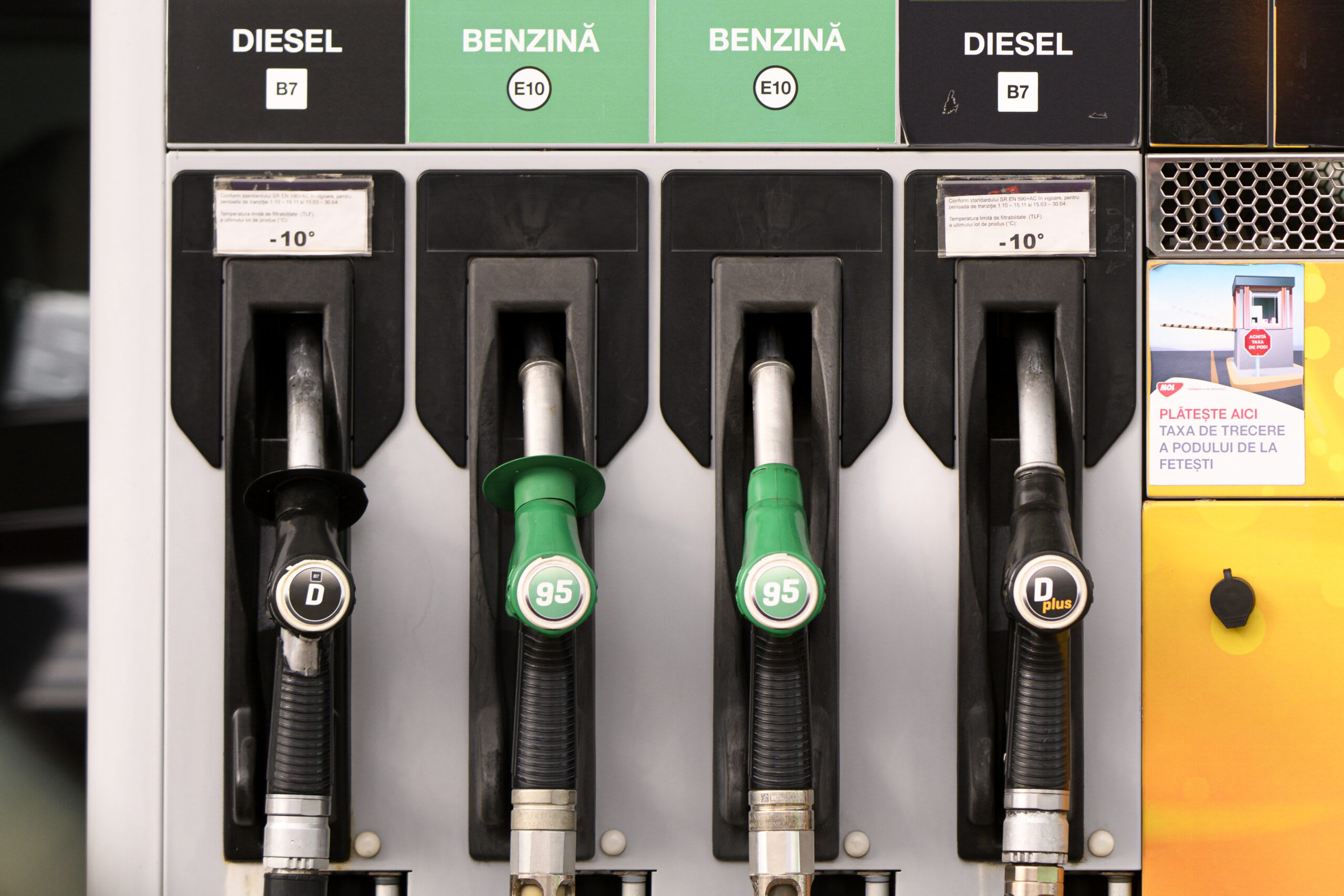 Camion de carburanți pe o șosea din România, simbol al creșterii prețurilor