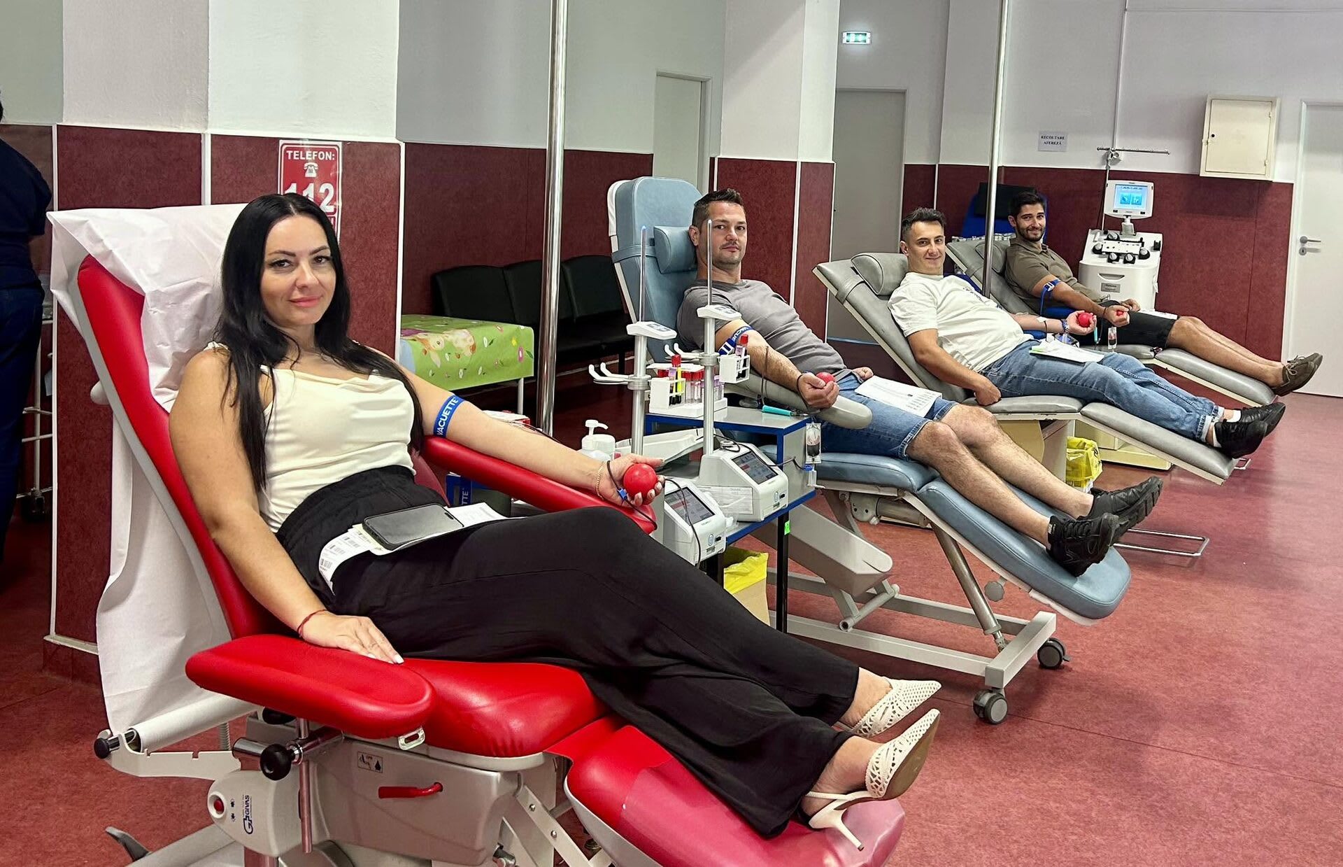 Membri Lions Club Satu Mare donând sânge la centru de transfuzie