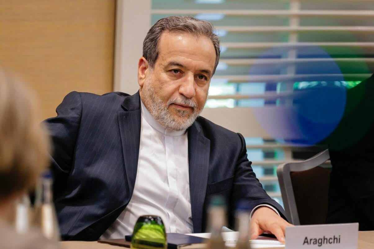 Ministrul iranian Abbas Araghchi în timpul interviului despre atac