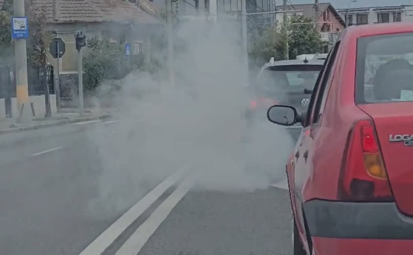 Mașină fumegând pe strada Traian Vuia din Cluj-Napoca Mașină fumegând pe strada Traian Vuia din Cluj-Napoca