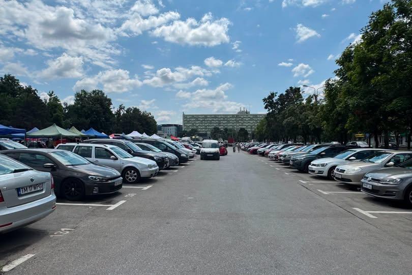 Reprezentanți ai primăriei Timișoara și Alfred Simonis discutând despre terenul pentru parcare