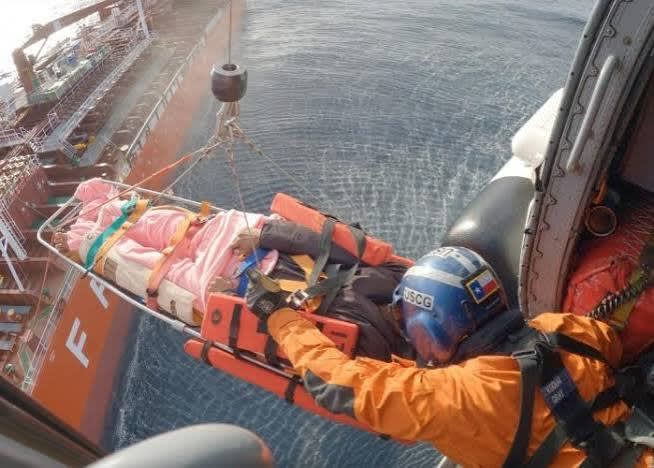 Marinari civili în misiune pe navă în zone de conflict