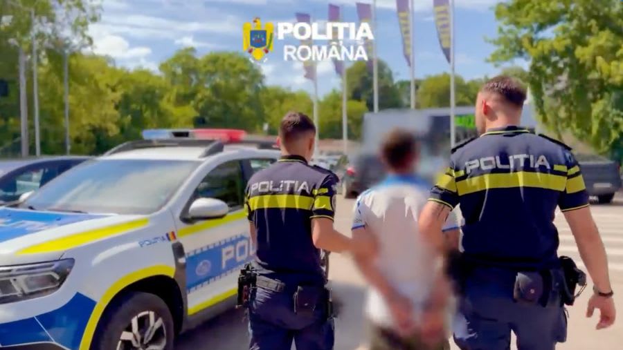 Polițiști în acțiune în Bacău, suspect agresiv transportat la spital
