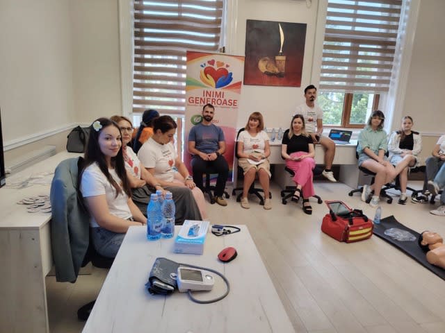 Tineri exersând tehnici de prim ajutor în cadrul atelierului organizat de Primăria Deva