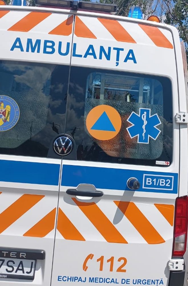 Mașină avariată după impactul cu capul de pod în Valea Sării