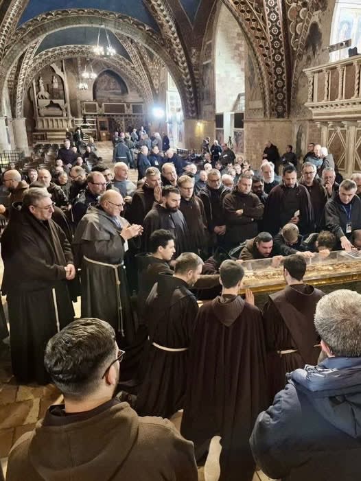 Relicvă cu fragment din veșmântul Sfântului Francisc de Assisi expusă într-o biserică