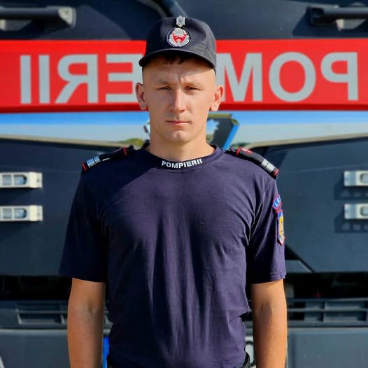 Pompier în acțiune salvând un bărbat din râul Argeș