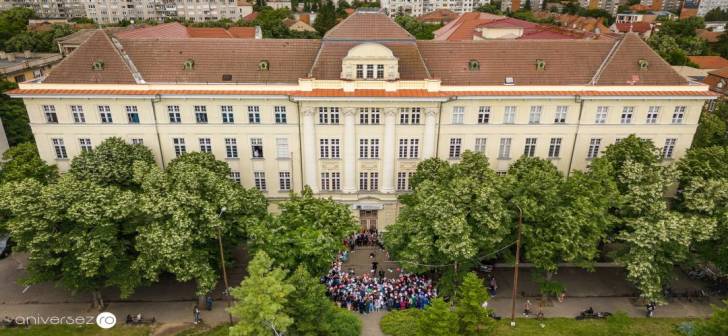 Studenți în sala de examen la universitatea din Timișoara