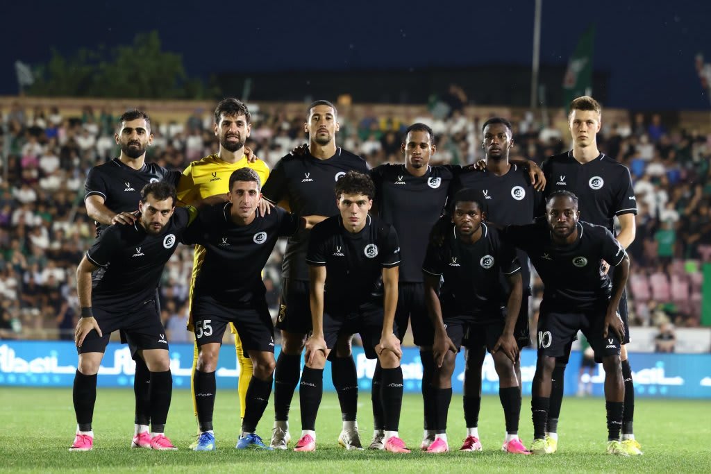 Jucători CFR Cluj și Alashkert în acțiune pe terenul de fotbal