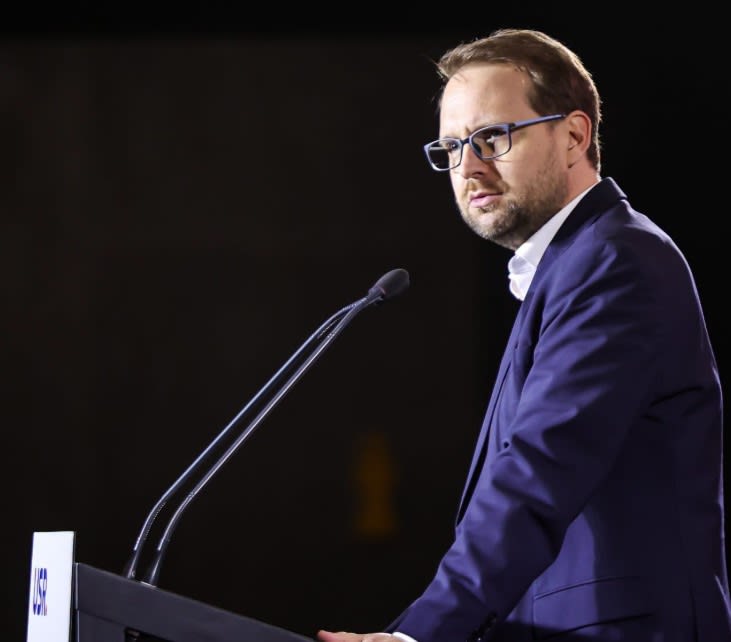 Dominic Fritz în timpul unei declarații publice