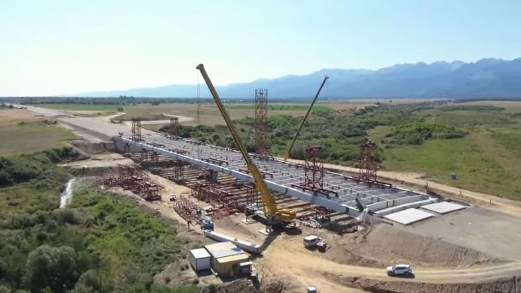 Șantier autostradă A13 Sibiu Făgăraș, muncitori și utilaje