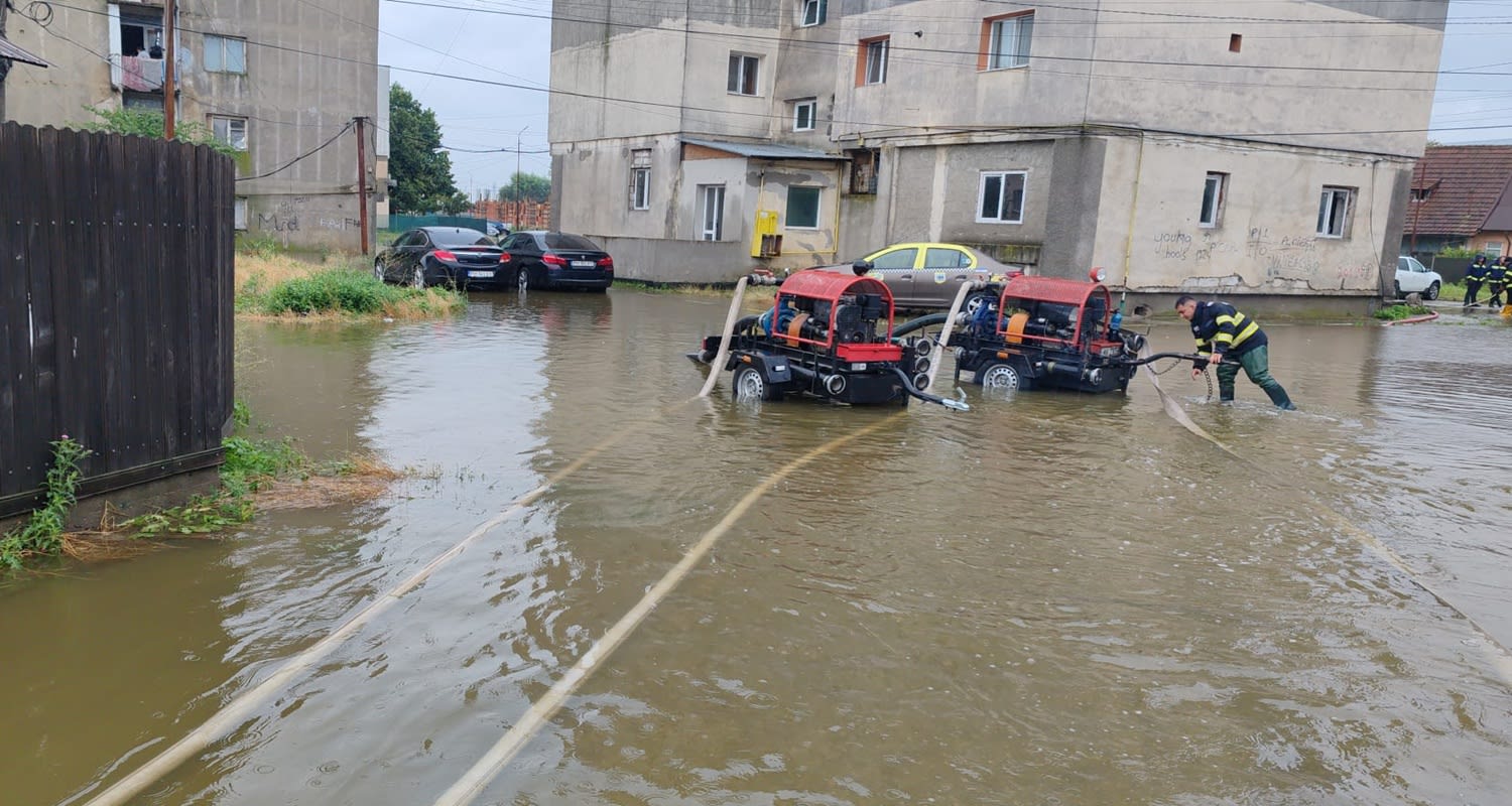 Pompieri în acțiune la Pleașa, Prahova, în timpul inundațiilor