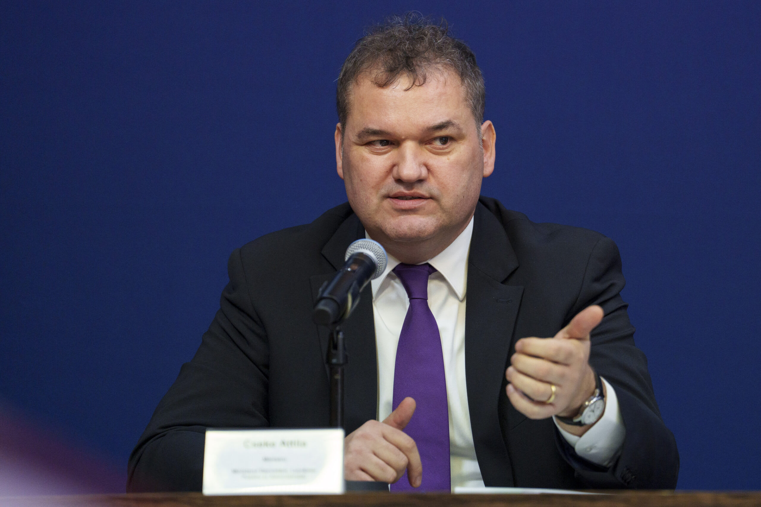 Cseke Attila la o conferință de presă Cseke Attila la o conferință de presă