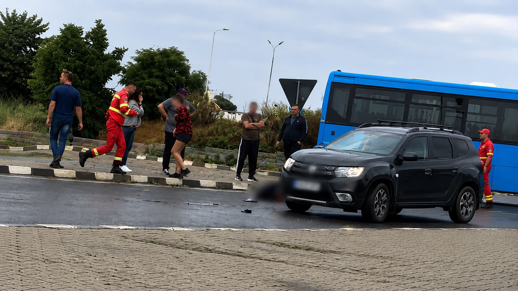 Trotinetă și adolescent accidentat pe carosabil în zona Uzinei Dacia