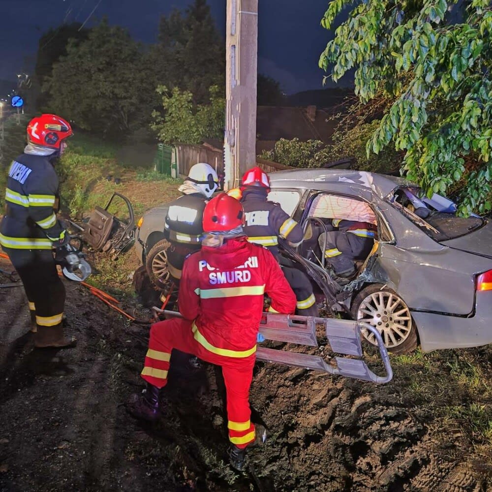 Polițiști și ambulanță la locul accidentului rutier din Arad