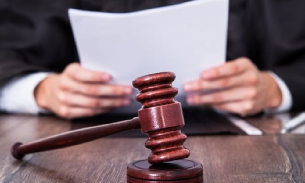 Judecător în sala de judecată, tribunale, justiție România