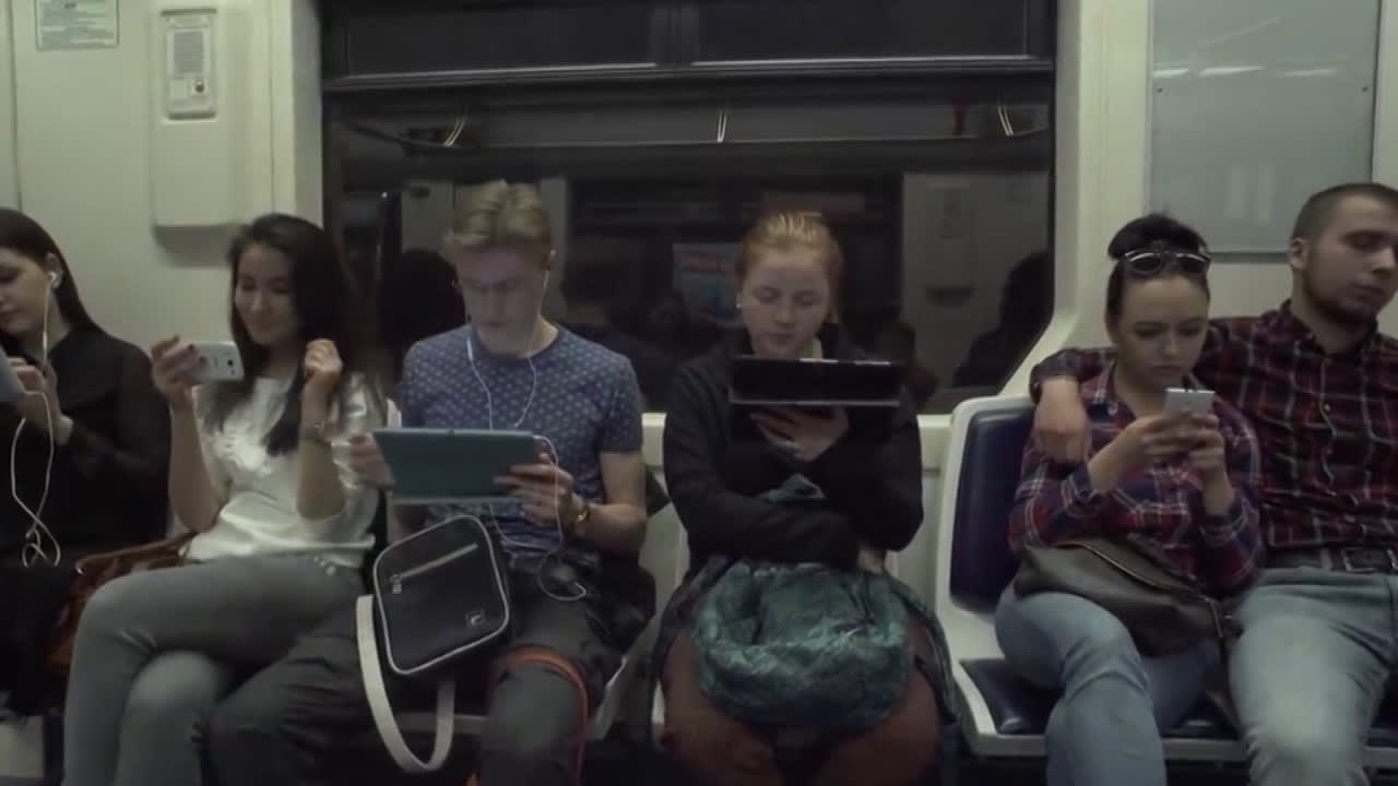 Tânără cu telefon în mână, distrasă, în mediul urban românesc