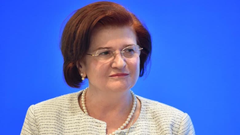 Medici și personal medical în spital, discuție despre resursa umană
